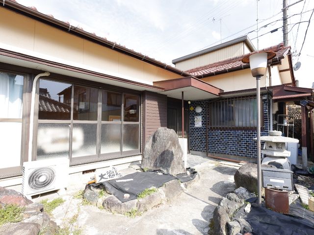 家庭的な外観施設 中庭 落ち着いた色合いの建物です。環境に馴染むデザインで、訪れる方々に安心感を提供しています。