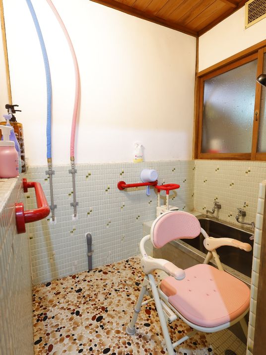 バリアフリー設計の浴室