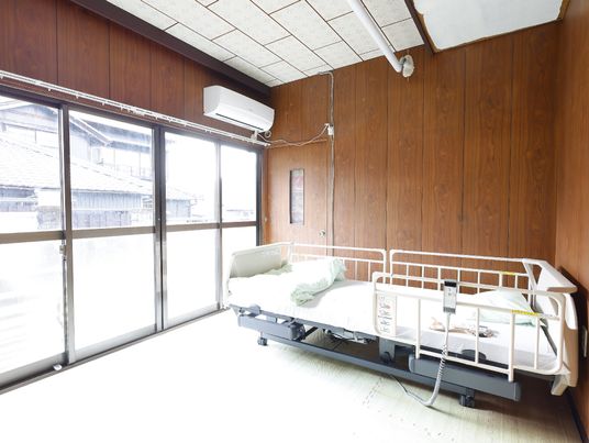 明るい広々とした居室