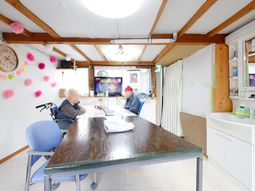 複数人がいる明るい部屋