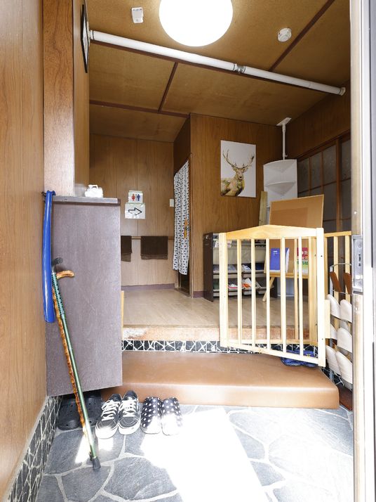 玄関の角度からの階段