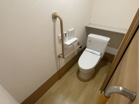手すりが付いたトイレ