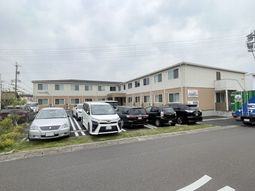 広々とした駐車場の前