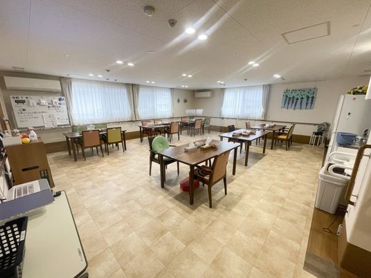 広々とした明るい部屋