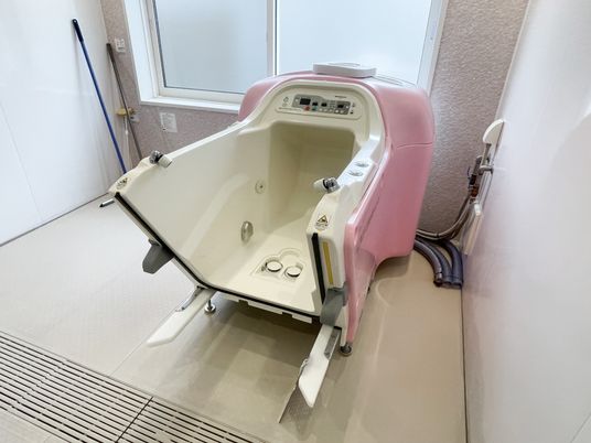 快適な浴槽の浴室