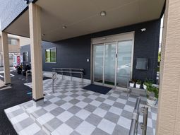 モダンな建物のエントランス