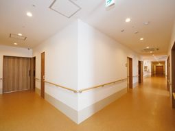 明るい廊下の風景