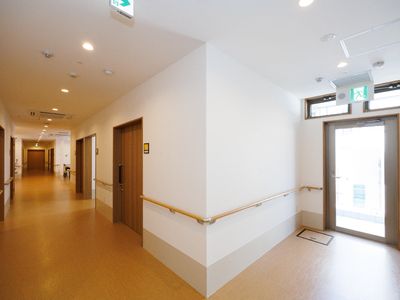 明るく広々とした廊下