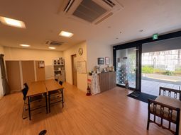 明るい食堂入口  