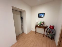 飾り棚のある廊下  