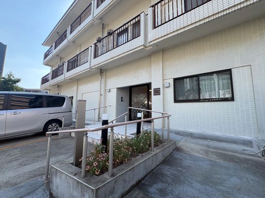 建物正面の外観  