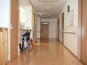 広々とした廊下の風景
