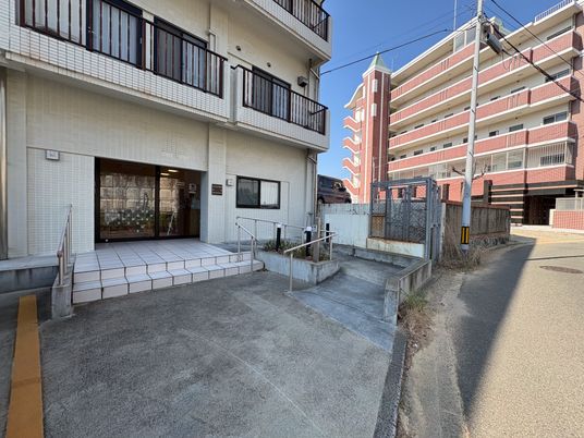 建物前の出入口  
