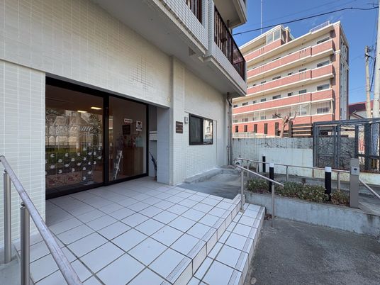 建物入口の外観  