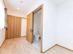 明るい居室とトイレ