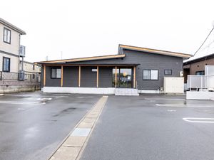 シンプルな建物の外観