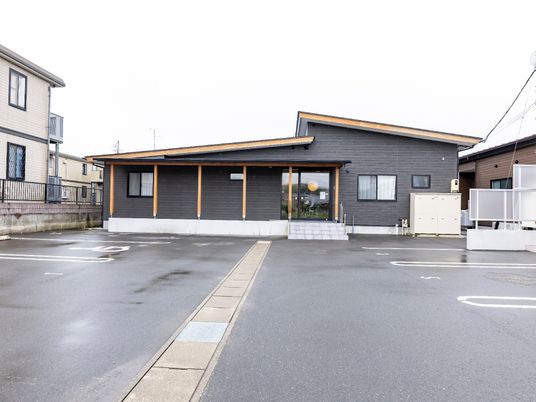 シンプルな建物の外観