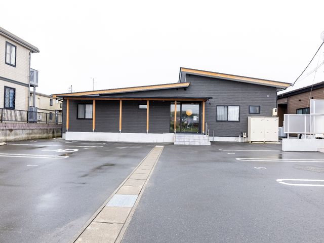 シンプルな建物の外観