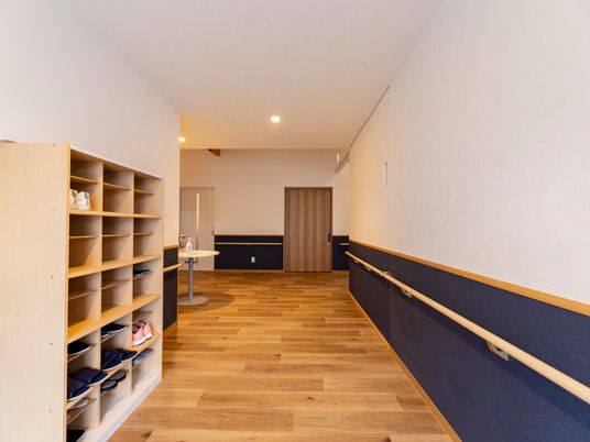 広々とした明るい廊下