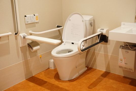 手すり付き快適なトイレ