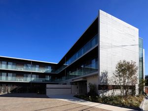 現代的な外観の建物