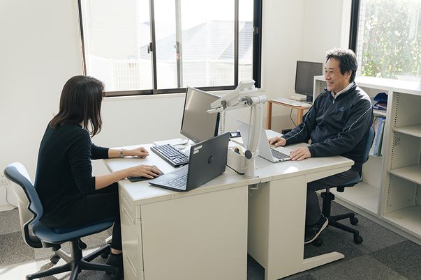 明るい対面式デスクの部屋  