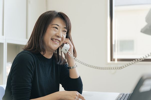 スタッフ対応中の室内