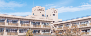 広々とした外観の建物