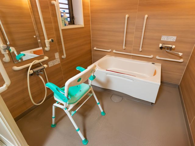 バリアフリーの浴室 浴室 手すりやシャワーチェアが完備された広々とした浴室。ご利用者様の快適な入浴を支援します。