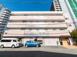 明るい外観の建物