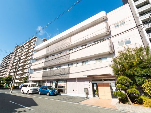 都市型施設の明るい外観 外観 都心に近く、通勤に便利な立地です。清潔感のある建物で、安心してお仕事を始められます。