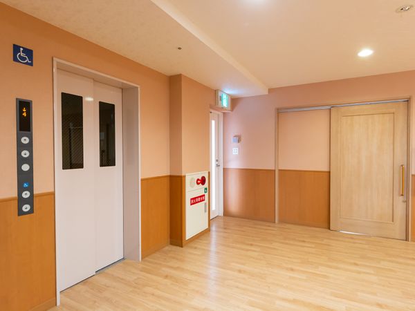 明るい廊下とエレベーター