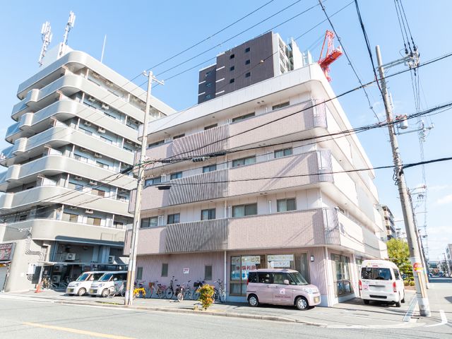 複数階建ての建物外観 外観 日当たりの良い立地に位置するモダンな外観の建物です。エントランス前には送迎用の車両スペースも設けられています。