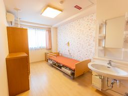 明るい居室の一角