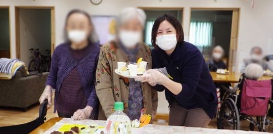 お茶を楽しむ人々の様子