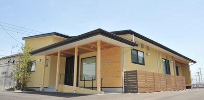 黄色い外観の建物