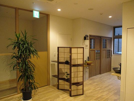 落ち着いた様子の廊下