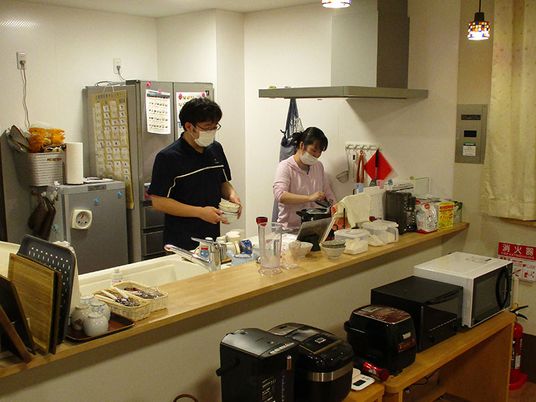 スタッフの準備するキッチン