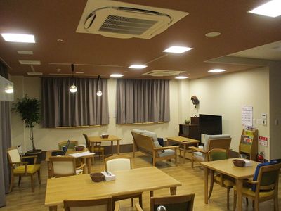 落ち着いた色合いのラウンジ