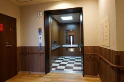 廊下にある開いたエレベーター