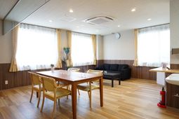 明るいリビングの空間