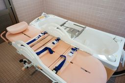 バリアフリー設計の浴室