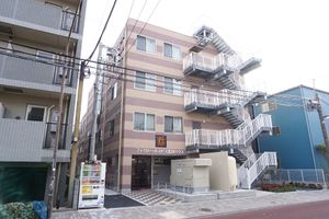 明るい外観の建物