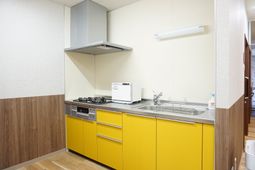 黄色のキャビネットのキッチン