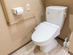 手すり付きの設備トイレ