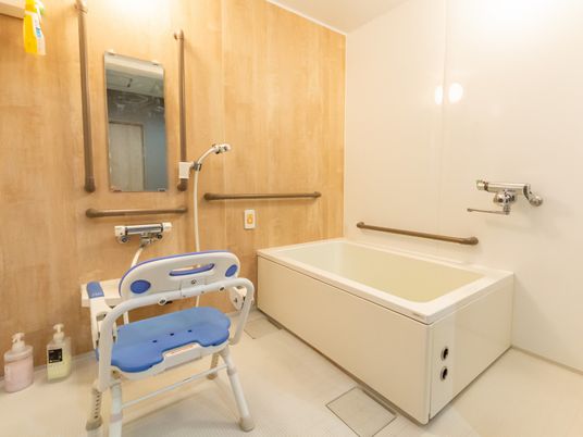 介助用設備完備の浴室