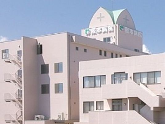 明るい外観の施設  