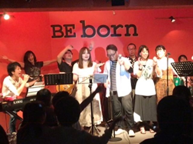 ライブイベントの様子 多目的室 明るい空間で行われるライブイベントです。音楽を楽しめる活気ある雰囲気が魅力です。