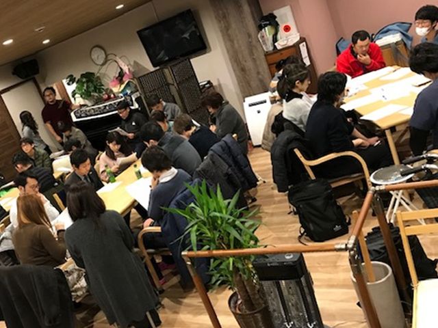 談笑する人々の室内 休憩室 広々とした休憩室では、明るい照明の下でリラックスしながら談笑が楽しめます。