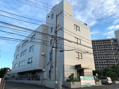 多階建ての建物エントランス